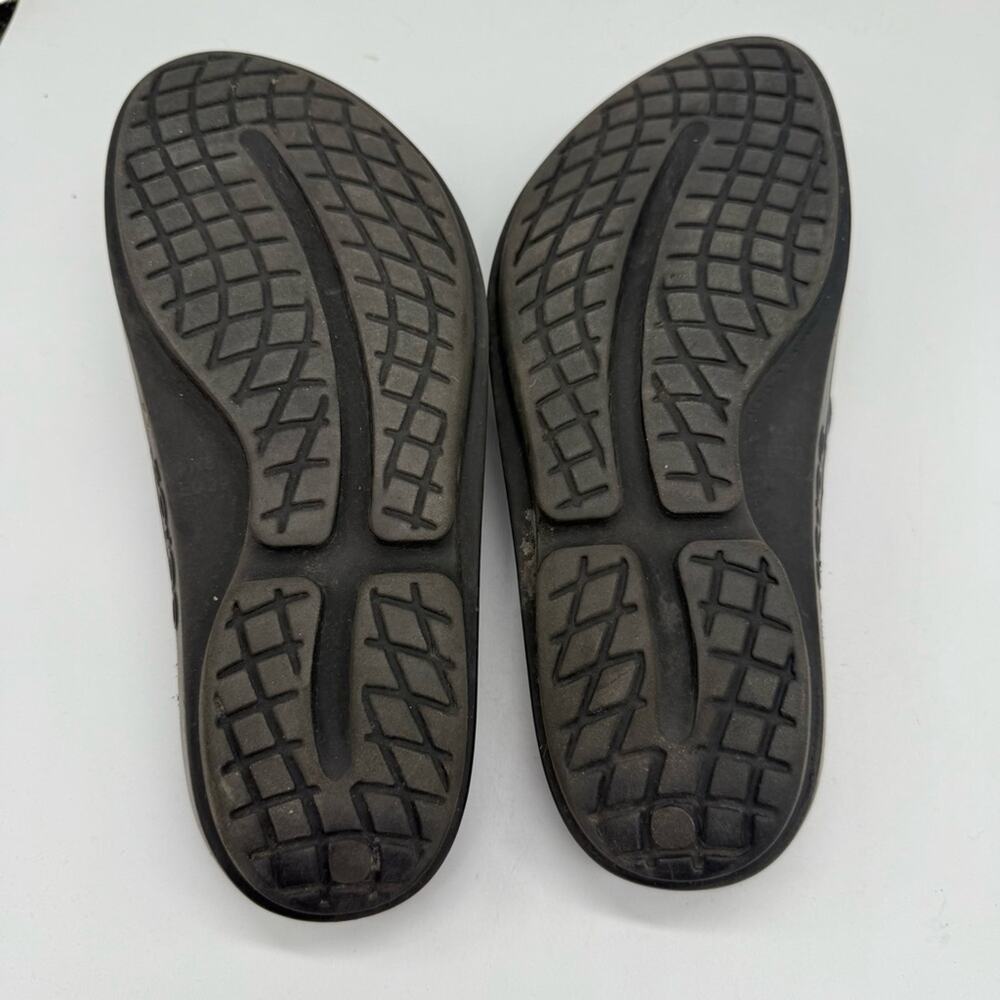 OOFOS Women's Black Flip Flop Sandals with Iridescent Pink-Purple-Blue Straps - Picture 7 of 9
